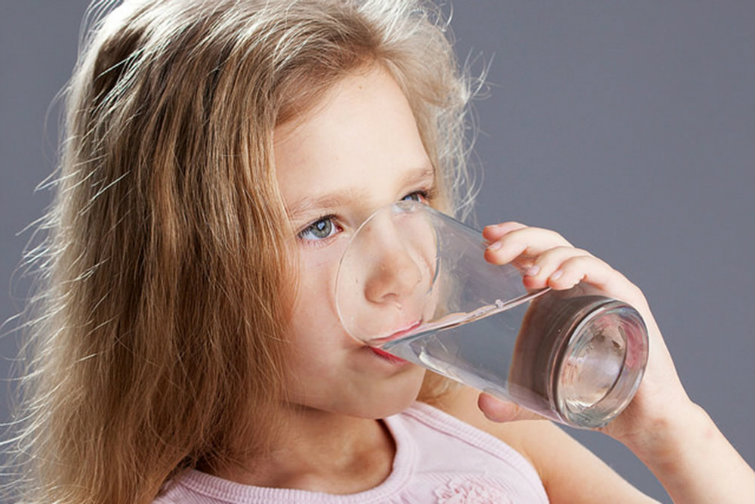 girl_drinking_water_medium cold vitamins