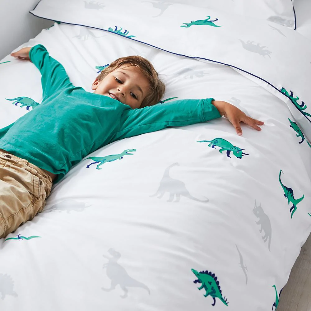 While choosing the right bed linen size is essential for your kids’ comfort, it’s also crucial for making sustainable and budget-friendly choices. So, how do I choose the right size bedding? Whether your child sleeps in a toddler or full-size bed is the key consideration regarding the width of the bedsheets and quilts.
