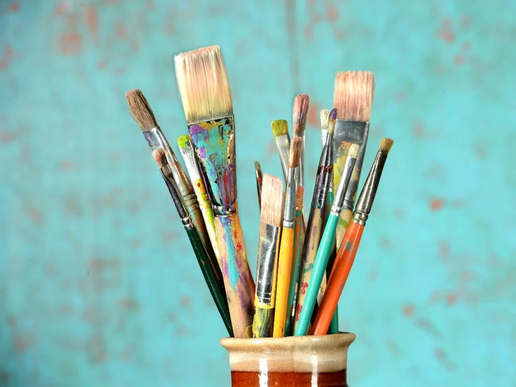 Pick brush sets that contain different brush shapes and sizes so your little painter can take their first steps in learning how to paint. Hog bristle brushes are the perfect introduction set, suitable for a range of mediums.